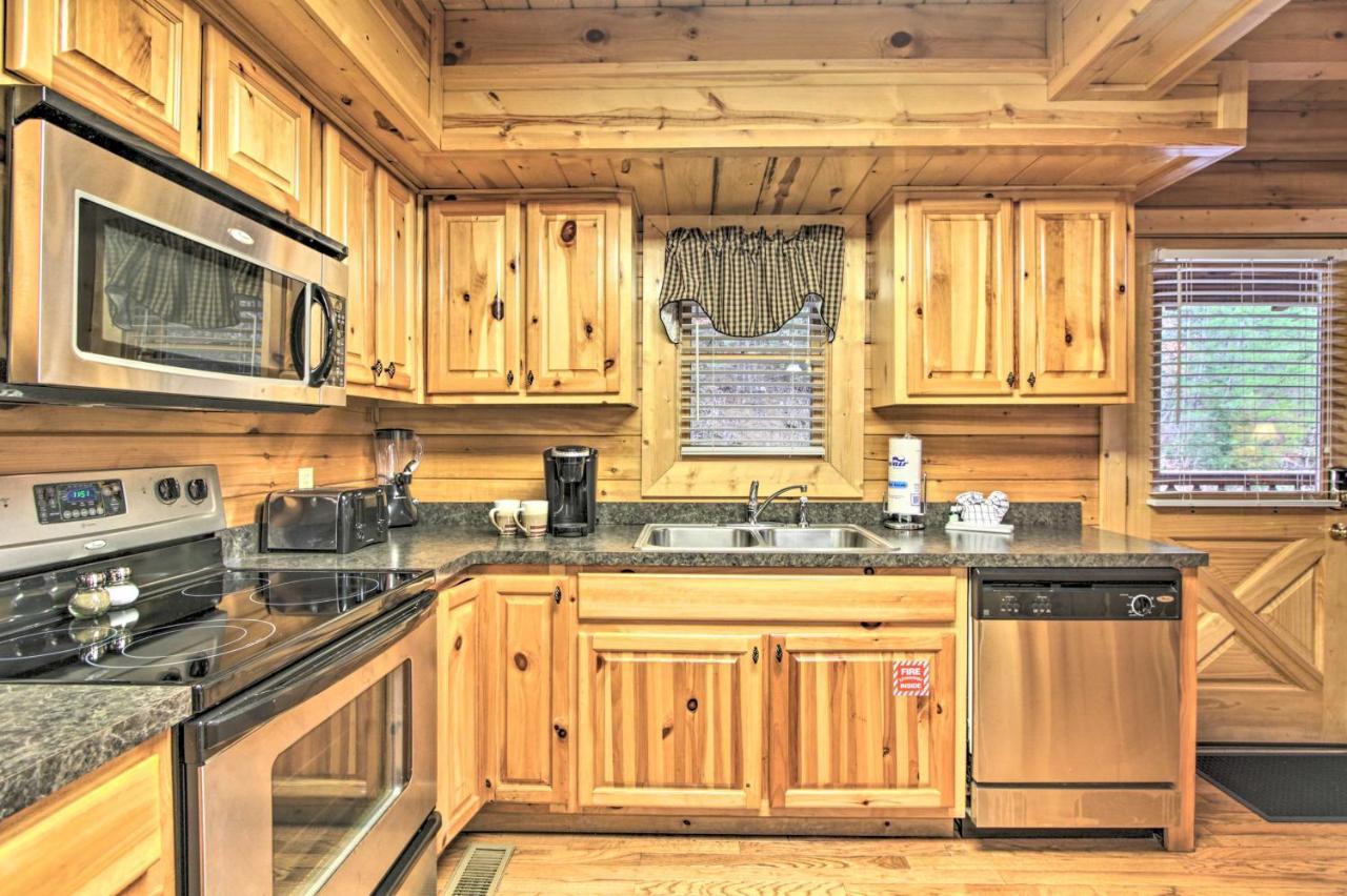 Cabin With Hot Tub About 2 Mi To Island In Pigeon Forge! Exterior photo