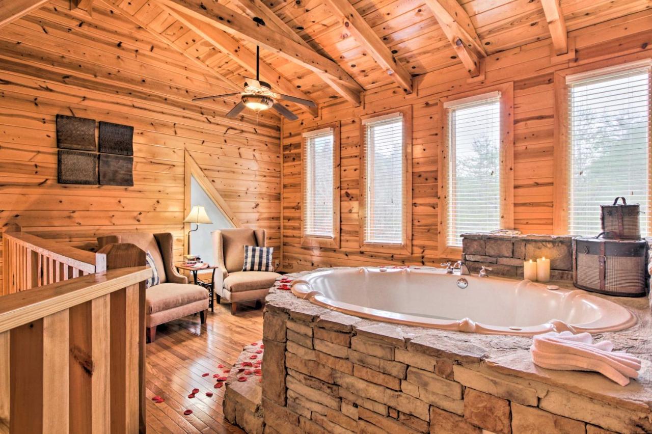 Cabin With Hot Tub About 2 Mi To Island In Pigeon Forge! Exterior photo
