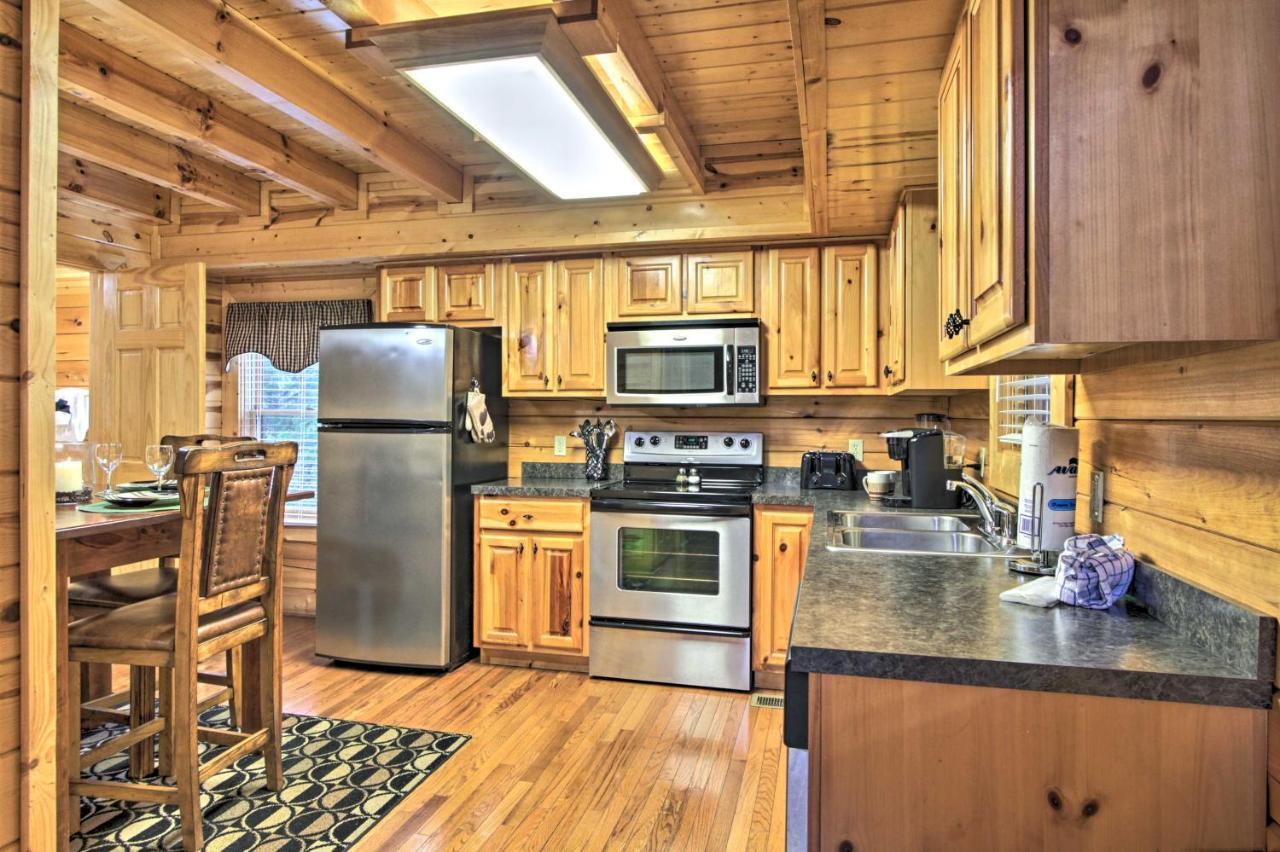 Cabin With Hot Tub About 2 Mi To Island In Pigeon Forge! Exterior photo