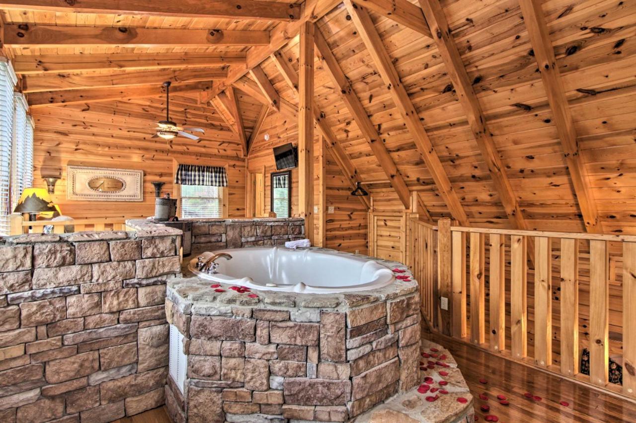 Cabin With Hot Tub About 2 Mi To Island In Pigeon Forge! Exterior photo